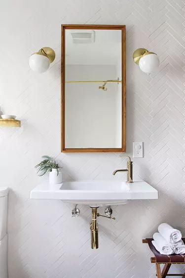Wall-mounted sink in bathroom